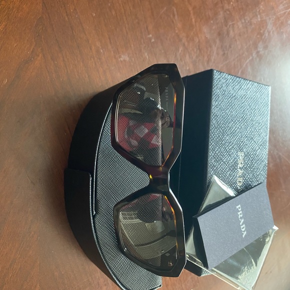 New authentic Prada sunglasses in brown - Picture 9 of 10